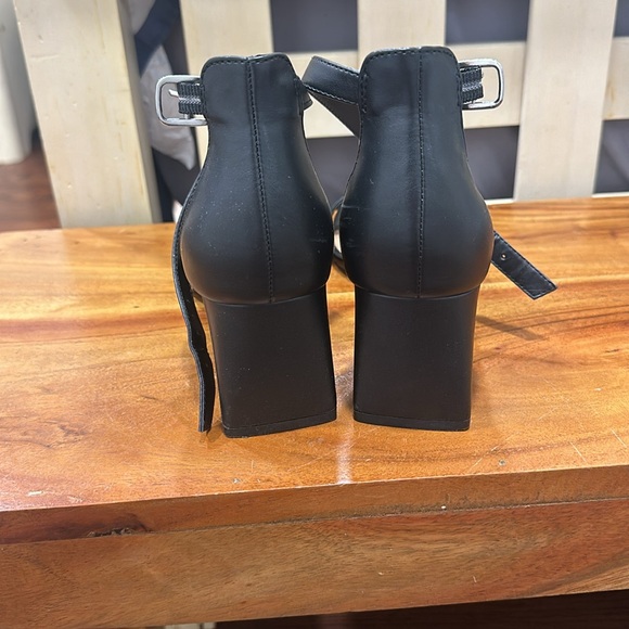 EUC women’s 9 Black sandal with block heel - Picture 3 of 5